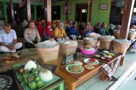 UPACARA ADAT SEDEKAH LABUH DAN SERABI KOCOR