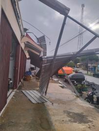 Beberapa bangunan mengalami kerusakan akibat terjangan angin 