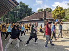 Senam Sehat Kader Sehat Kalurahan Girisekar Bersama Pamong Kalurahan di Balai Padukuhan Bali