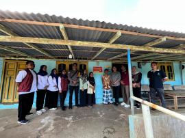 Pemasangan Sticker Penerimaan Manfaat Bansos Keluarga Prasejahtera Kalurahan Girisekar 