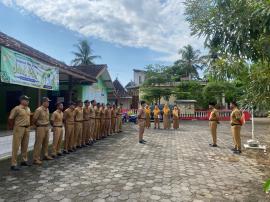 Pemkal Girisekar Gelar Apel Rutin Senin, Lurah Tekankan Progres Pajak PBB